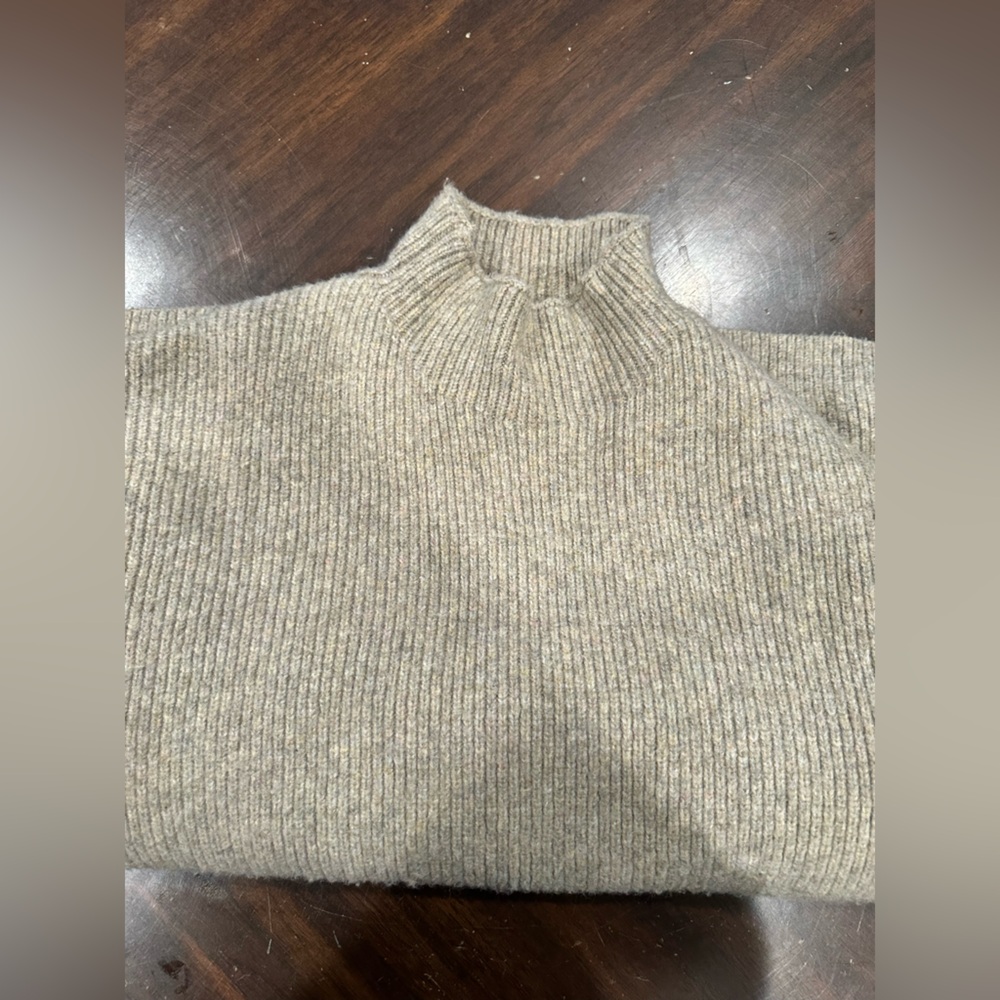 Cozy Abercrombie and Fitch mock neck sweater